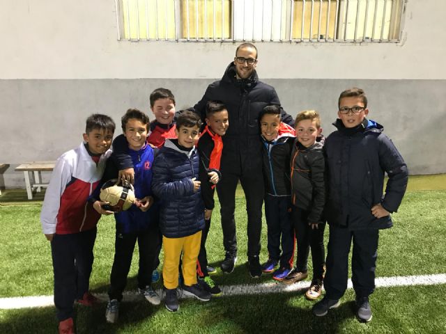 El futbolista Higinio Marín realiza el saque de honor del partido entre el GH Seguridad y el E.F. Corvera - 1, Foto 1