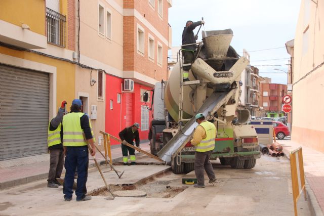 Comienzan las obras de plataforma nica en la calle Parricas y renovacin de redes de agua y saneamiento en la avenida España, Foto 1