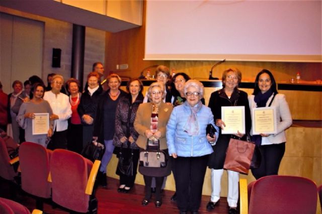 La Asociación de Amas de Casa de Cartagena entregó ayer a tres profesionales de la enseñanza sus IX premios Día de la Mujer - 1, Foto 1