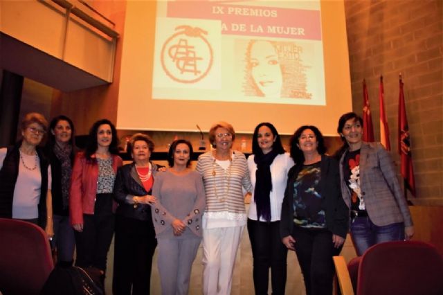 La Asociación de Amas de Casa de Cartagena entregó ayer a tres profesionales de la enseñanza sus IX premios Día de la Mujer - 2, Foto 2