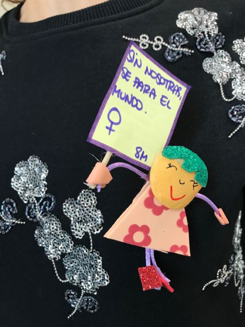 Los usuarios del Centro de Día de Aidemar en Santa Rosalía elaboran detalles con motivo del Día de la Mujer - 2, Foto 2