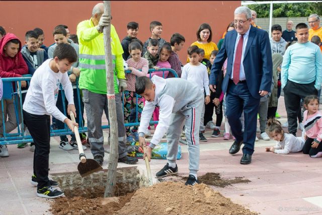 Un centenar de nuevos árboles se plantan en 31 colegios del municipio por el Día de la Naturaleza - 1, Foto 1