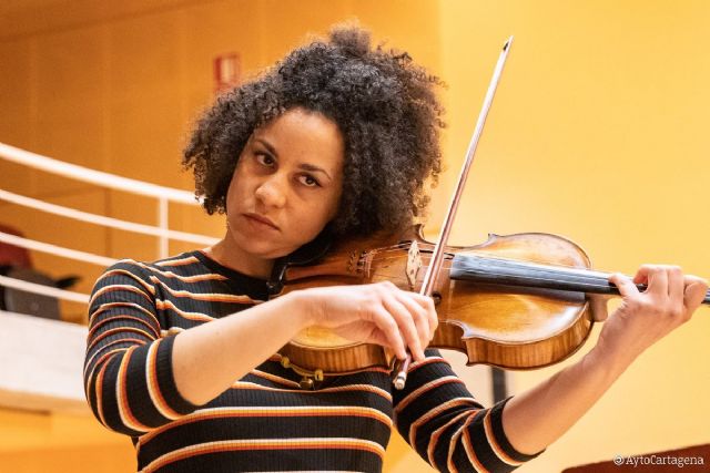 Ana Mba Flores afina las cuerdas de su viola para el Concierto Extraordinario de Entre Cuerdas y Metales - 1, Foto 1