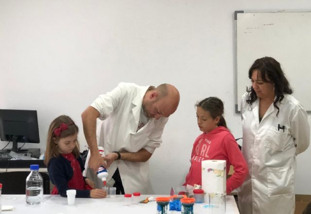 Los niños de Campos del Río aprenden divirtiéndose ‘Jugando con la química’ - 1, Foto 1