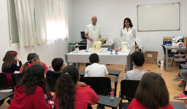 Los niños de Campos del Río aprenden divirtiéndose ‘Jugando con la química’ - 3, Foto 3