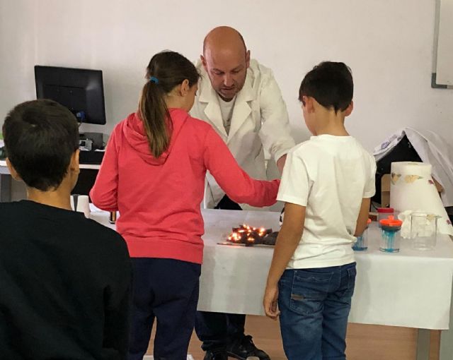 Los niños de Campos del Río aprenden divirtiéndose ‘Jugando con la química’ - 4, Foto 4