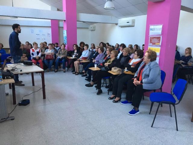 La asociación de mujeres Isabel González se acerca a los nuevos avances en odontología - 1, Foto 1