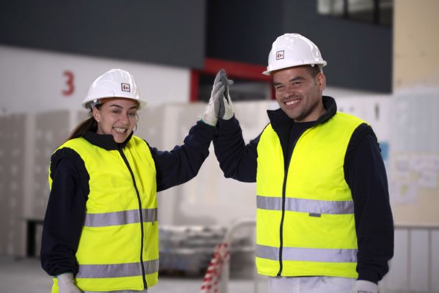Sólo el 4,8 % de los profesionales que trabajan en la construcción en Murcia son mujeres, frente al 8,4 % registrado en España - 2, Foto 2