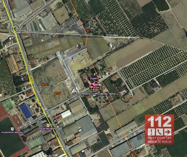 Servicios de emergencia trabajan en la extinción del incendio declarado en una vivienda de tres plantas en Beniel - 1, Foto 1