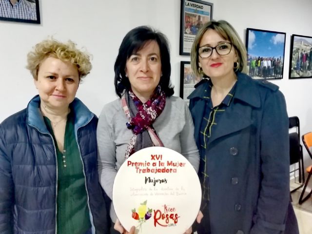 Pilar Fernández y las mujeres directivas de las asociaciones vecinales del Barrio y su entorno, premios Trece Rosas 2020 - 2, Foto 2
