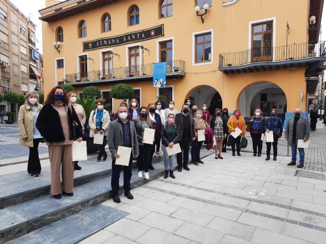 Carmen López Cremades y los trabajadores de Ayuda a Domicilio reciben el lunes el Premio de la Mujer 2021 - 2, Foto 2