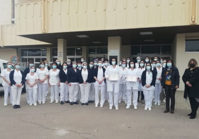 Las trabajadoras de las tres residencias de personas mayores de Lorca, galardonadas con los XVII Premios de la asociación 'Trece rosas' - 1, Foto 1