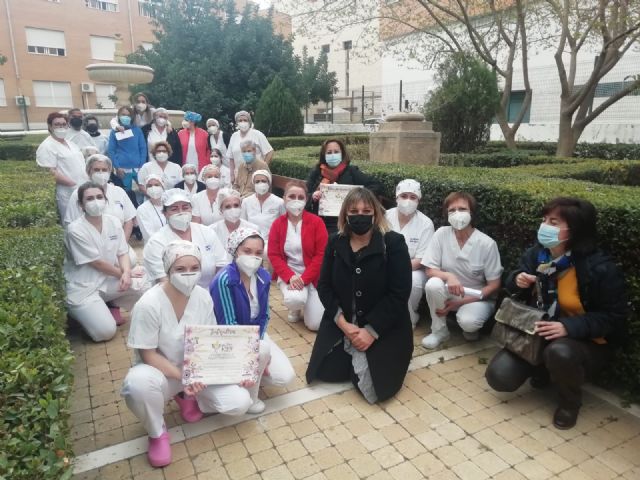 Las trabajadoras de las tres residencias de personas mayores de Lorca, galardonadas con los XVII Premios de la asociación 'Trece rosas' - 2, Foto 2