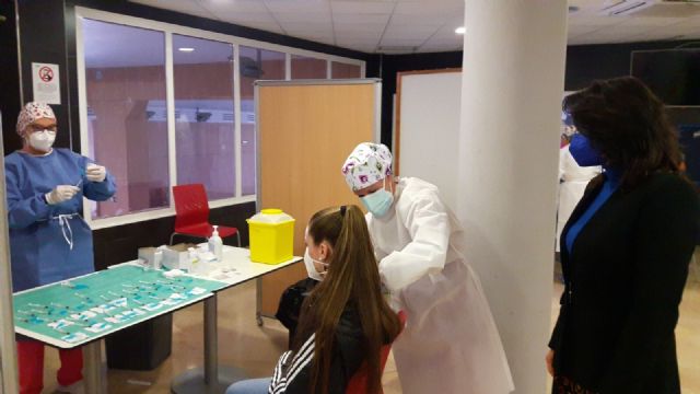 El gobierno regional emprende una nueva etapa de vacunación este domingo en Lorca con la administración de casi 900 vacunas a profesores y maestros - 1, Foto 1