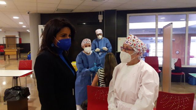 El gobierno regional emprende una nueva etapa de vacunación este domingo en Lorca con la administración de casi 900 vacunas a profesores y maestros - 2, Foto 2