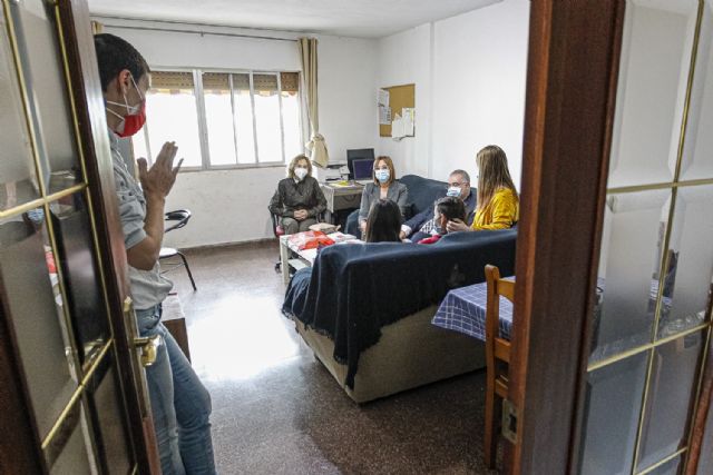 El programa 'Vincula-T acompañamiento socioeducativo' atiende a 14 jvenes extutelados en los pisos de emancipacin, Foto 1