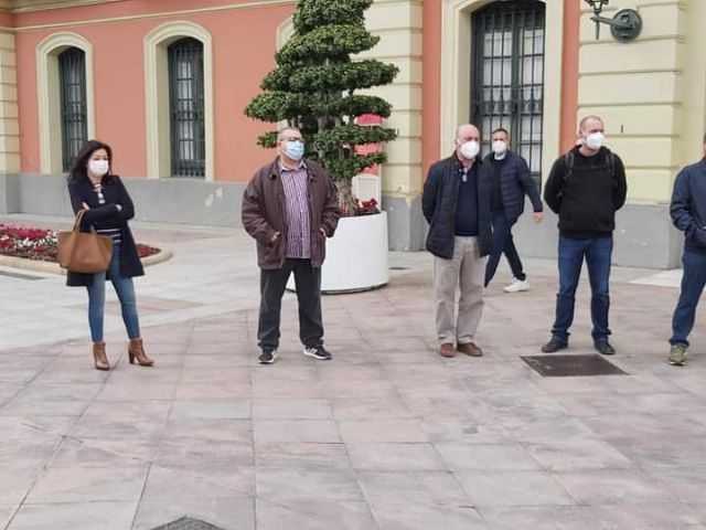 Concentración frente al ayuntamiento de Murcia para denunciar la precariedad laboral en la empresa Mercamurcia - 1, Foto 1