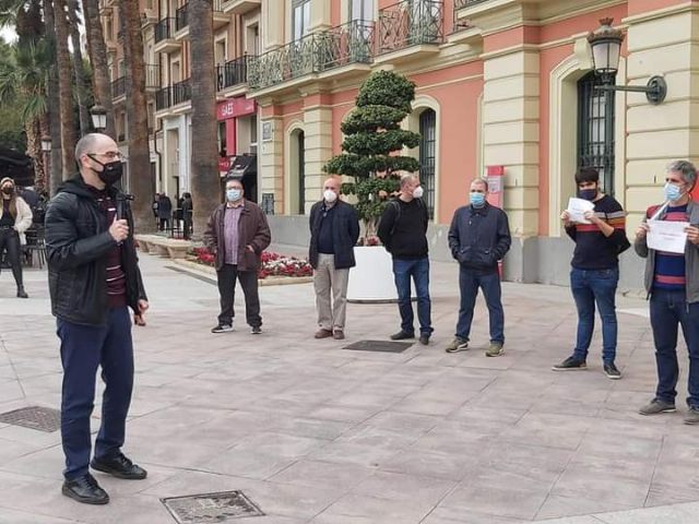 Concentración frente al ayuntamiento de Murcia para denunciar la precariedad laboral en la empresa Mercamurcia - 2, Foto 2