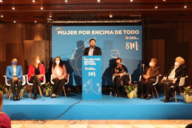 López Miras: La igualdad de hombres y mujeres se impulsa con medidas y acciones, no se puede reducir a una pancarta o a una manifestación - 2, Foto 2