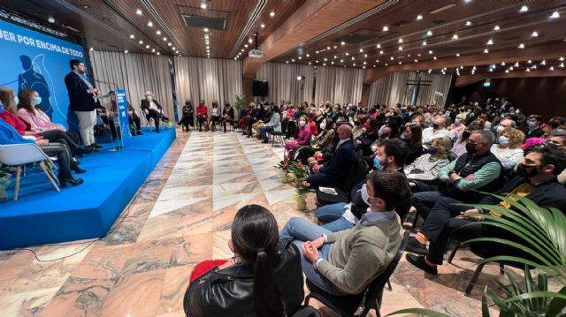 López Miras: La igualdad de hombres y mujeres se impulsa con medidas y acciones, no se puede reducir a una pancarta o a una manifestación - 3, Foto 3