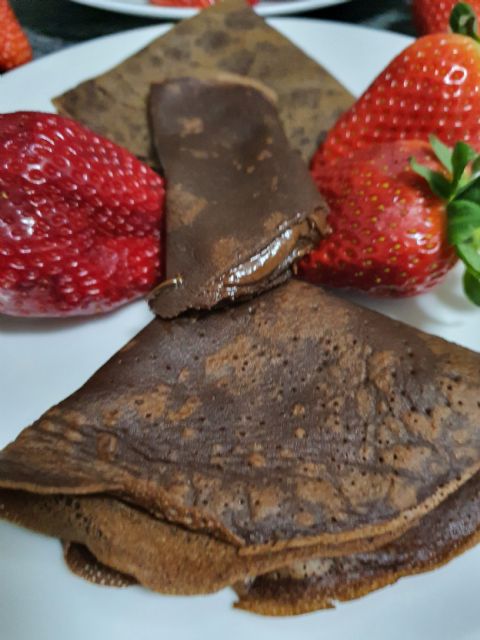 Receta: ¿Cómo preparar Crepes de chocolate rellenos de crema de cacao? - 3, Foto 3