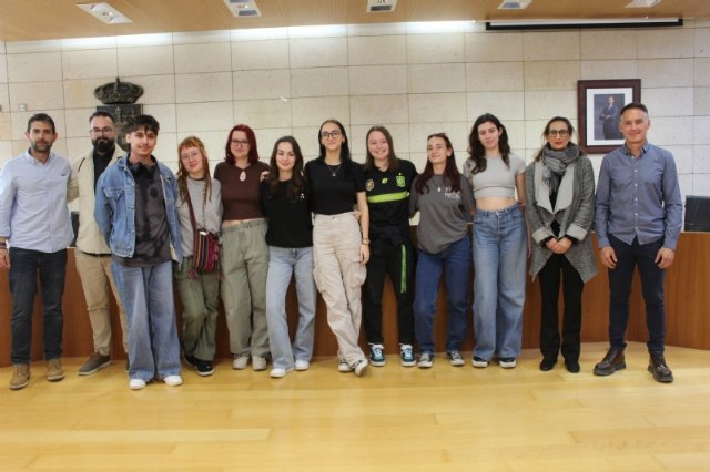 Realizan una recepción institucional a 8 alumnos eslovacos estudiantes de español que participan en un intercambio Erasmus + con el IES Juan de la Cierva, Foto 1