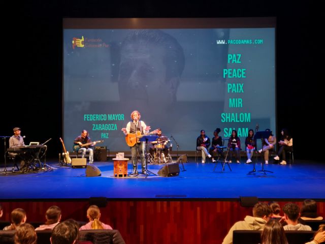 Más de un millar de estudiantes de ESO y Bachillerato participan en un concierto por la igualdad poniendo voz a escritoras que fueron invisibles - 2, Foto 2