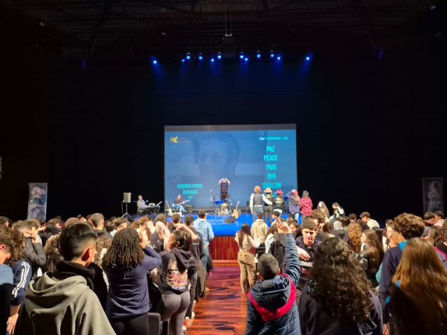 Más de un millar de estudiantes de ESO y Bachillerato participan en un concierto por la igualdad poniendo voz a escritoras que fueron invisibles - 3, Foto 3