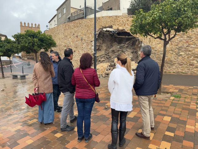 La rotura de una tubería provoca el derrumbe de parte de un cerramiento complementario a la muralla de Lorca - 1, Foto 1