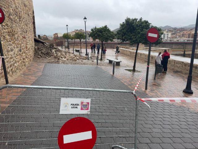 La rotura de una tubería provoca el derrumbe de parte de un cerramiento complementario a la muralla de Lorca - 3, Foto 3