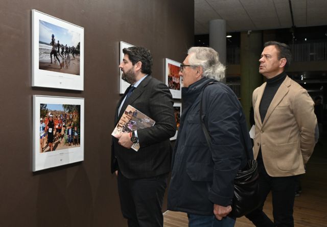 López Miras inaugura la exposición que retrata en 90 fotografías los momentos más destacados de 2024 - 2, Foto 2