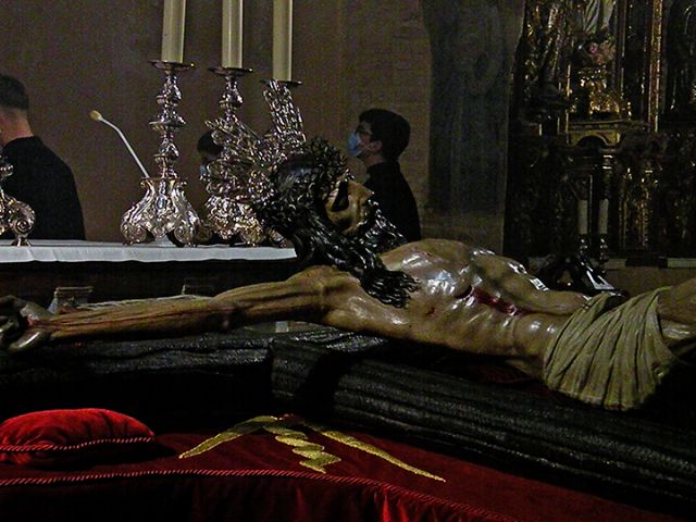 El Cristo del Buen Fin recorrerá el exterior de la Parroquia de la Asunción en un emotivo Vía-Crucis en Alcalá del Río - 2, Foto 2