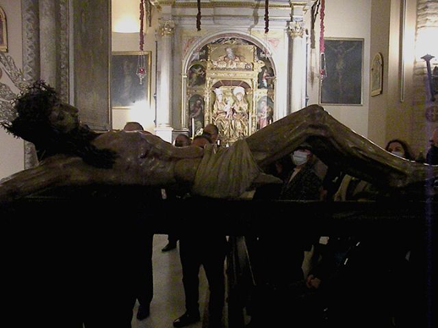 El Cristo del Buen Fin recorrerá el exterior de la Parroquia de la Asunción en un emotivo Vía-Crucis en Alcalá del Río - 3, Foto 3