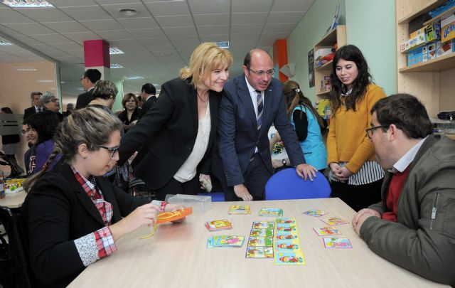 Pedro Antonio Sánchez: Seguiremos al lado de las personas con discapacidad dotándolas de más medios y aumentando el número de plazas - 1, Foto 1