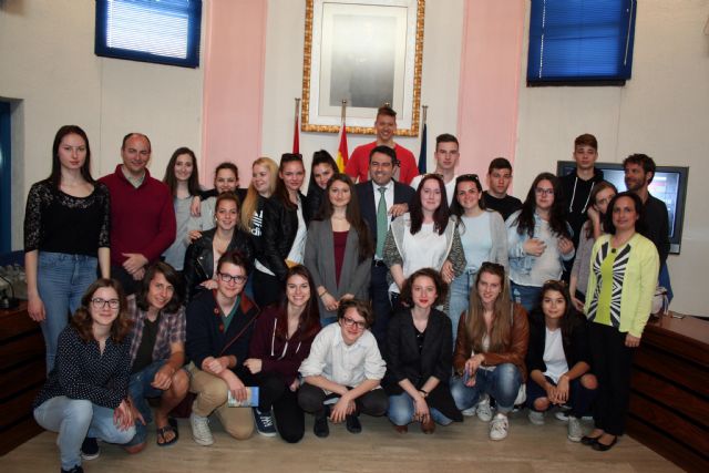 El Alcalde recibe a los alumnos eslovenos del Programa de Intercambio con los alumnos del Centro de Enseñanza Samaniego - 1, Foto 1