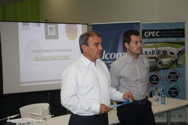 El Ayuntamiento y Ucomur trasladan el modelo de emprendimiento cooperativista en una Mesa de Trabajo con experiencias profesionales - 2, Foto 2
