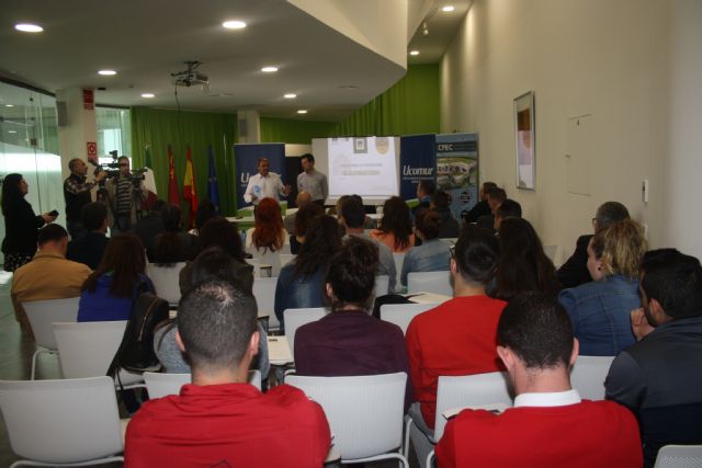 El Ayuntamiento y Ucomur trasladan el modelo de emprendimiento cooperativista en una Mesa de Trabajo con experiencias profesionales - 3, Foto 3