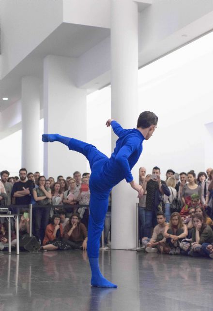 El bailarín y coreógrafo Manuel Rodríguez realiza una performance en la Sala Verónicas con motivo de la exposición de Pividal - 1, Foto 1