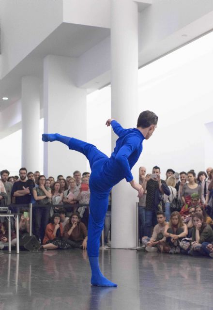 El bailarín y coreógrafo Manuel Rodríguez realiza una performance en la Sala Verónicas con motivo de la exposición de Pividal - 1, Foto 1