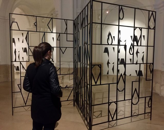 El bailarín y coreógrafo Manuel Rodríguez realiza una performance en la Sala Verónicas con motivo de la exposición de Pividal - 2, Foto 2