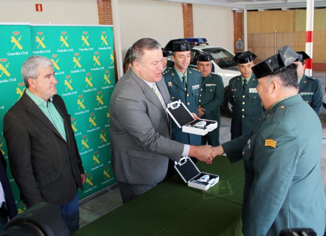 FECOAM cede a los equipos Roca de Guardia Civil seis equipos digitales de identificación de ganado para mejorar la seguridad en explotaciones ganaderas de la Región - 1, Foto 1