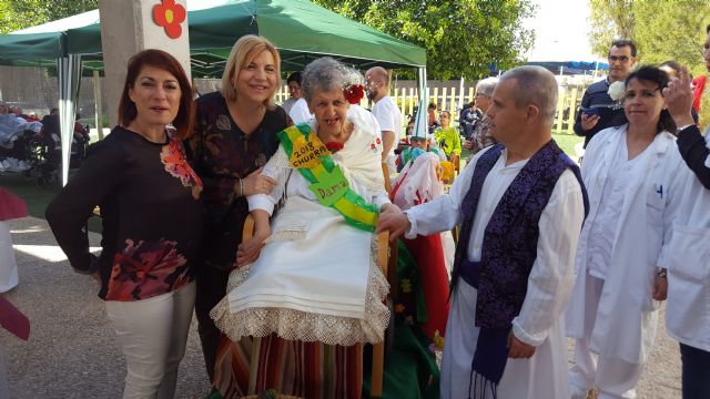 Los usuarios del centro de personas con discapacidad intelectual de Churra disfrutan del Entierro de la Sardina - 1, Foto 1