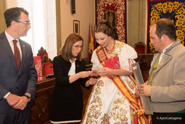 La alcaldesa de Cartagena recibe a la Reina de la Huerta y a su corte en el Palacio Consistorial - 1, Foto 1