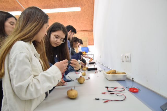 Estudiantes de Bachillerato realizan talleres y experimentos de divulgación agroalimentaria en la UPCT - 1, Foto 1