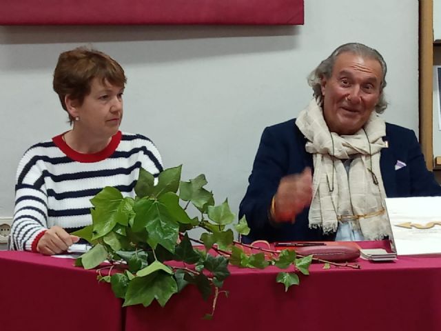 Start the program of activities of the Day of the Book, to be held during April, with the presentation of the collection of poems "My little tree step by step", by Juan A. Pellicer, Foto 5