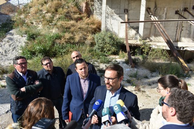 El PSOE exige la remodelación de la calle Portijico y el cierre urgente de un solar abandonado convertido en un quebradero de cabeza para los vecinos - 2, Foto 2