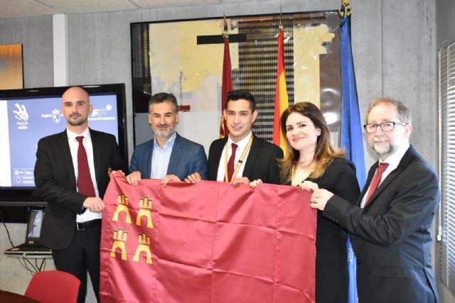Cristhian David Castañeda, ganador de la medalla de oro en las olimpiadas nacionales de FP, es recibido en la Consejería de Educación - 1, Foto 1
