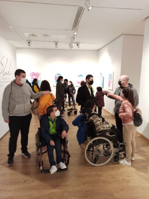 El centro de da de personas con discapacidad realizan una visita a la exposicin 