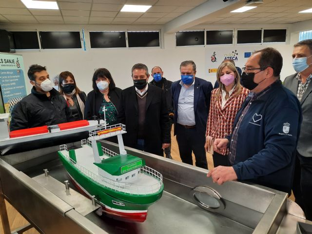 Alumnos del IES Sanje de Alcantarilla entregan su proyecto de buque escala al CIFP Hespérides de Cartagena - 1, Foto 1
