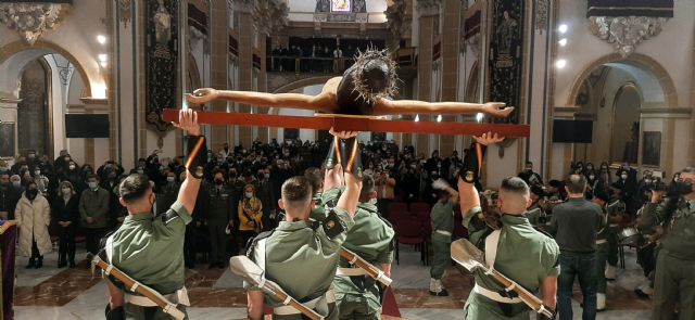 Los paracaidistas procesionan al Cristo Universitario de la Salud en la UCAM - 1, Foto 1